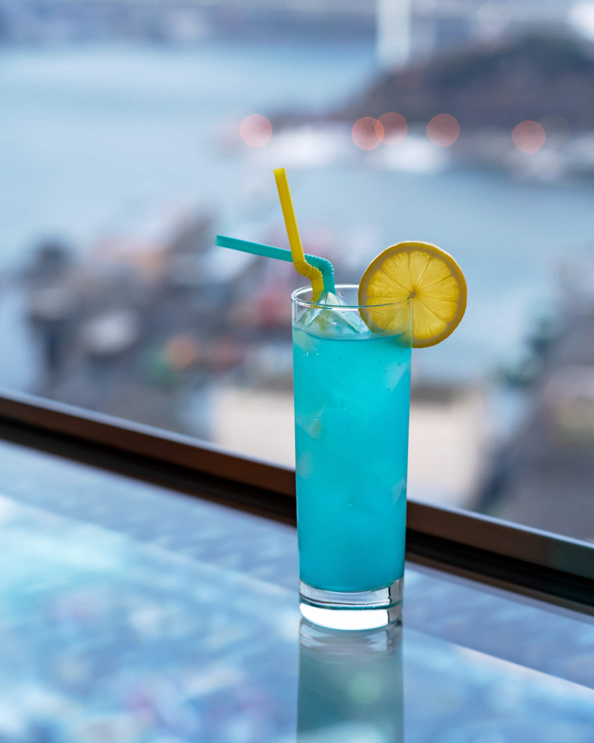 門司港の青い海をイメージしたカクテルのイルマーレ