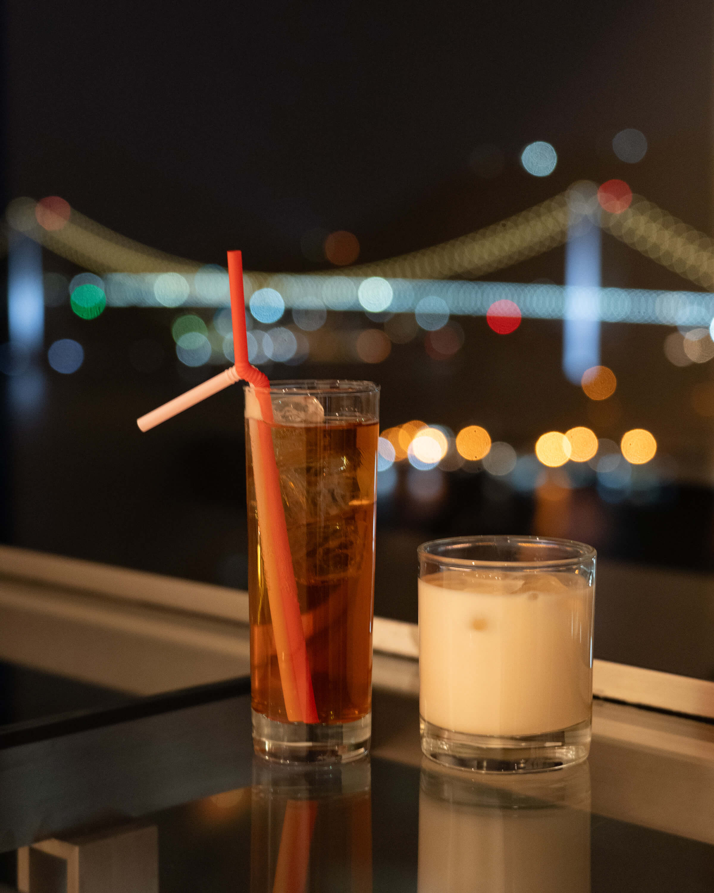 門司港をイメージしたティフィンサンセットとティフィンミルクの背景にライトアップされた関門橋