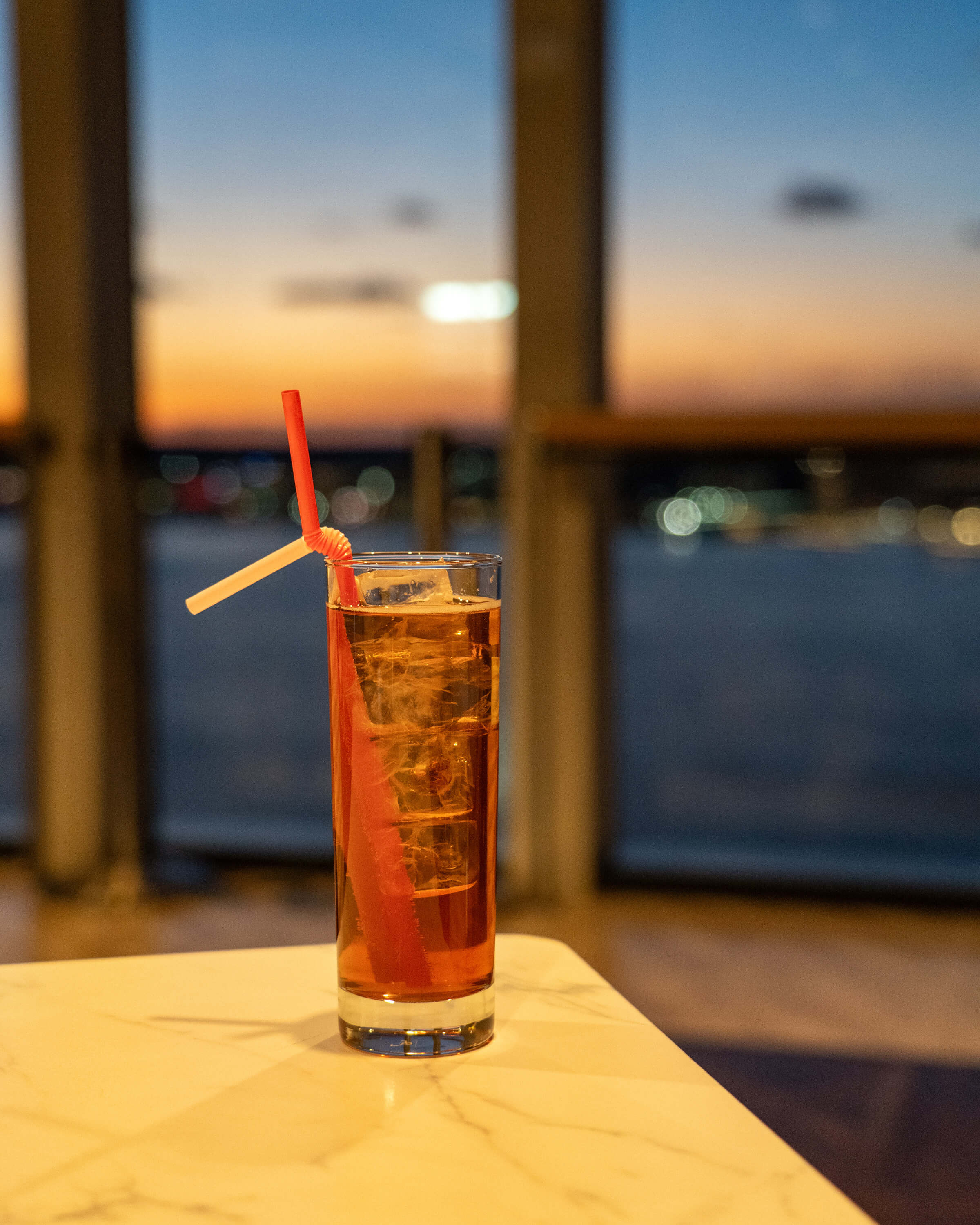 門司港の夕陽をイメージしたカクテルのティフィンサンセット