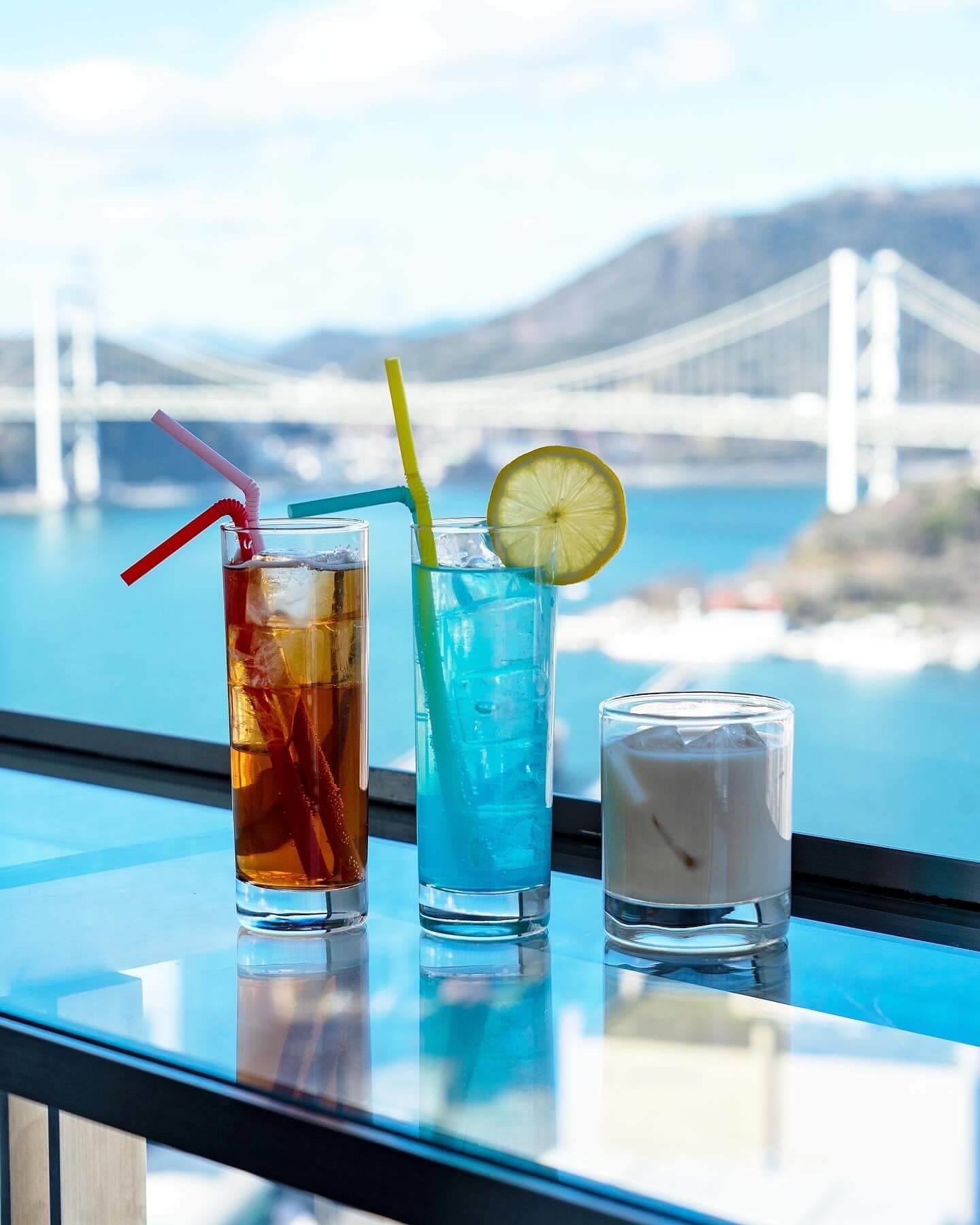 門司港をイメージしたカクテル3種と関門海峡と関門橋