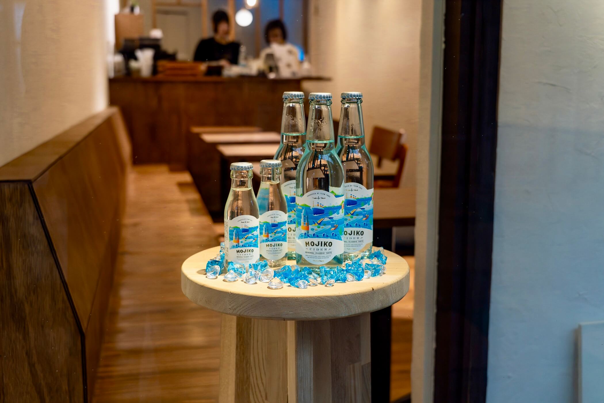 クルーズカフェキャナル店内に並ぶ門司港サイダー